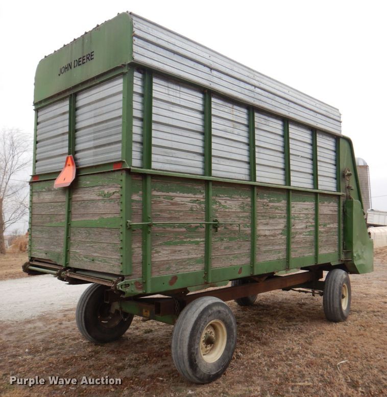image for item DN1363 John Deere BO12  silage wagon