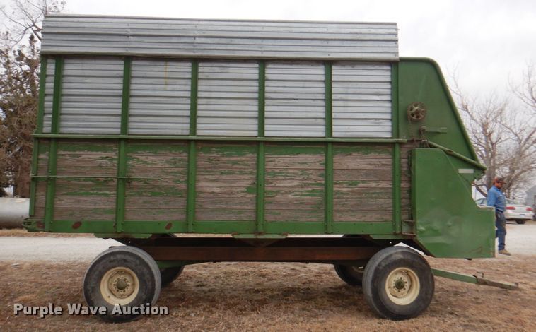 image for item DN1363 John Deere BO12  silage wagon