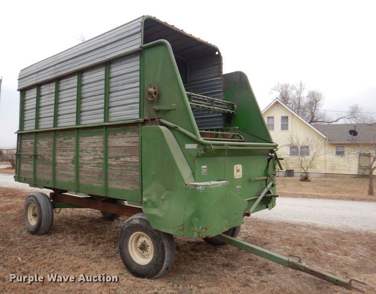 image for item DN1363 John Deere BO12  silage wagon