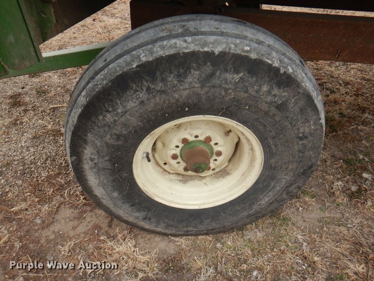 image for item DN1363 John Deere BO12  silage wagon