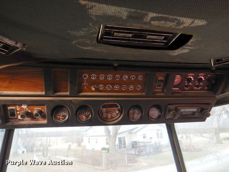 image for item DN1372 1981 Massey Ferguson 860  RWA combine