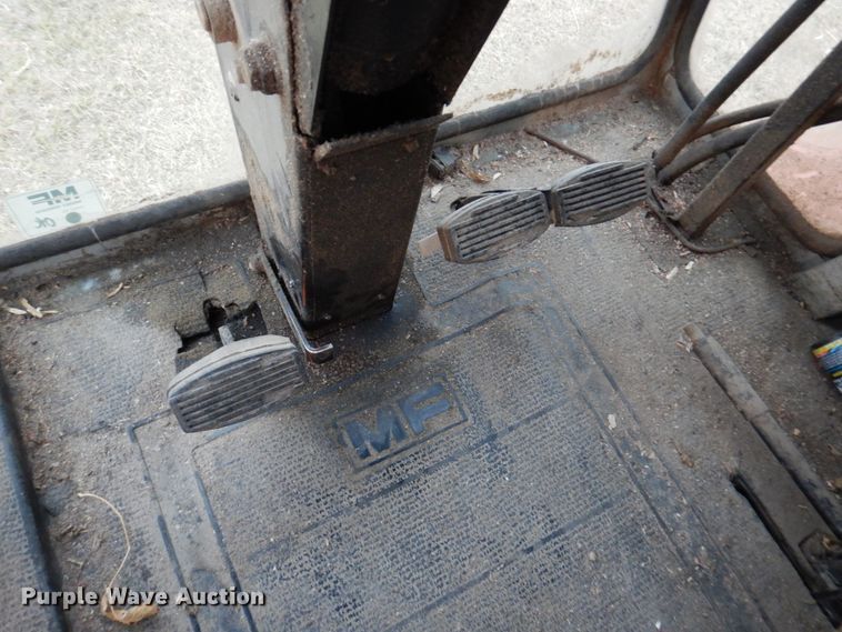 image for item DN1372 1981 Massey Ferguson 860  RWA combine