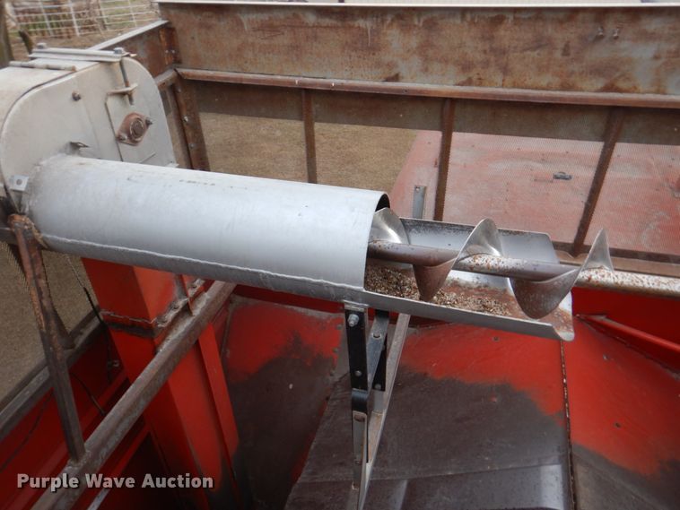 image for item DN1372 1981 Massey Ferguson 860  RWA combine