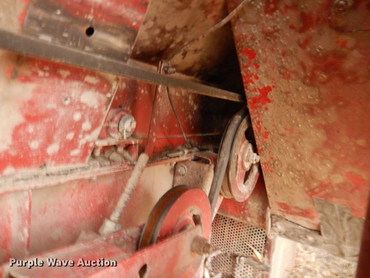 image for item DN1372 1981 Massey Ferguson 860  RWA combine