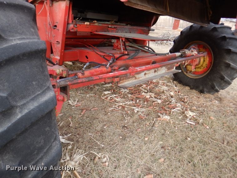 image for item DN1372 1981 Massey Ferguson 860  RWA combine