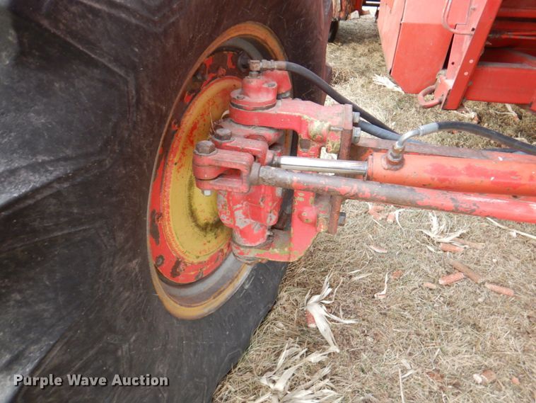 image for item DN1372 1981 Massey Ferguson 860  RWA combine