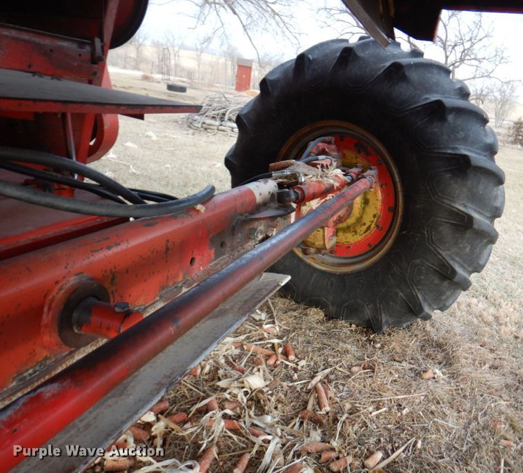 image for item DN1372 1981 Massey Ferguson 860  RWA combine