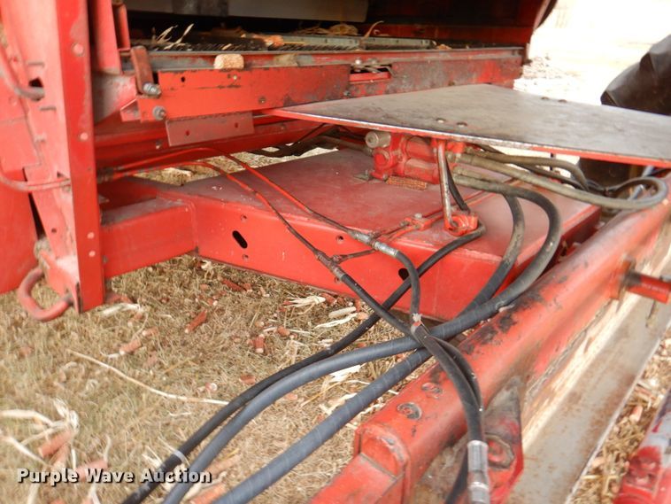 image for item DN1372 1981 Massey Ferguson 860  RWA combine