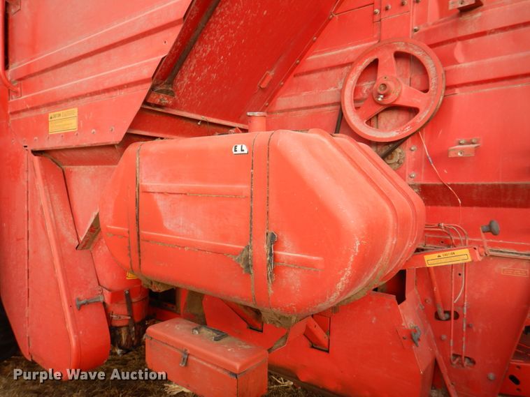 image for item DN1372 1981 Massey Ferguson 860  RWA combine