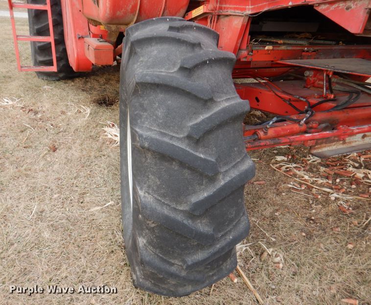image for item DN1372 1981 Massey Ferguson 860  RWA combine