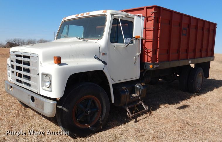 image for item DN5471 1981 International 1854  grain truck