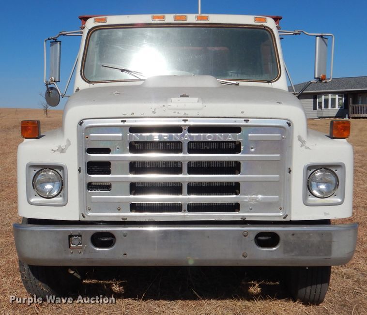 image for item DN5471 1981 International 1854  grain truck