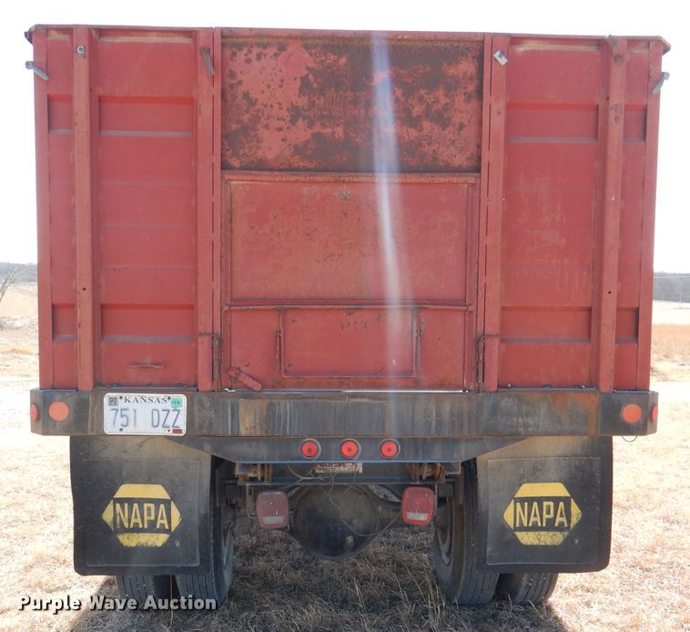 image for item DN5471 1981 International 1854  grain truck