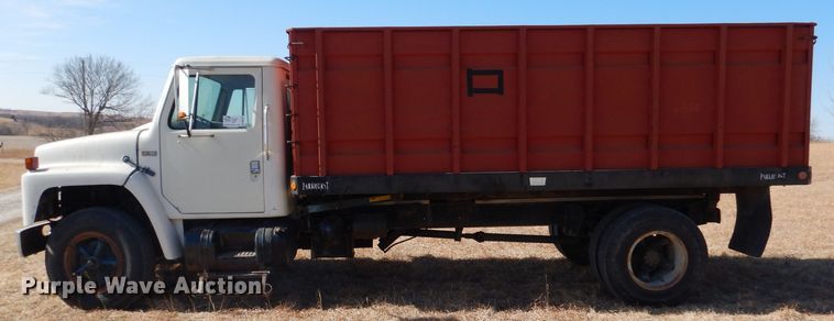 image for item DN5471 1981 International 1854  grain truck