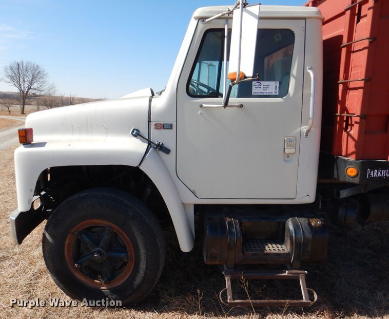 image for item DN5471 1981 International 1854  grain truck