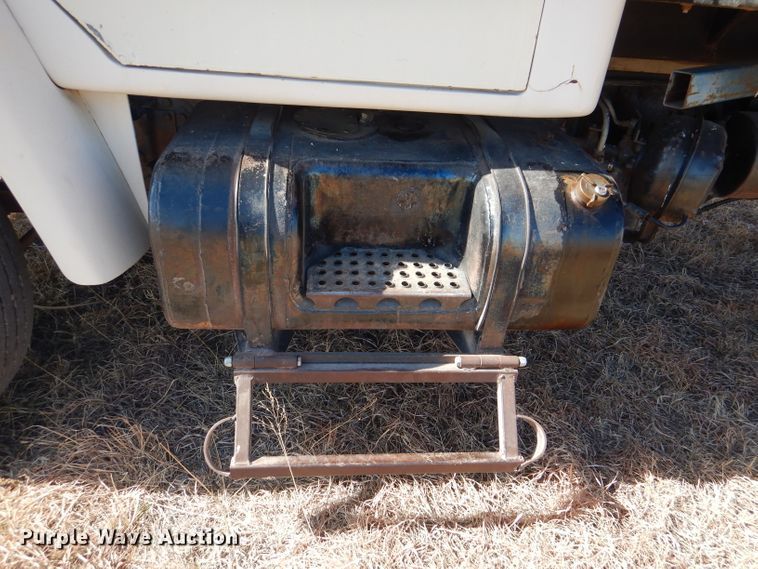 image for item DN5471 1981 International 1854  grain truck