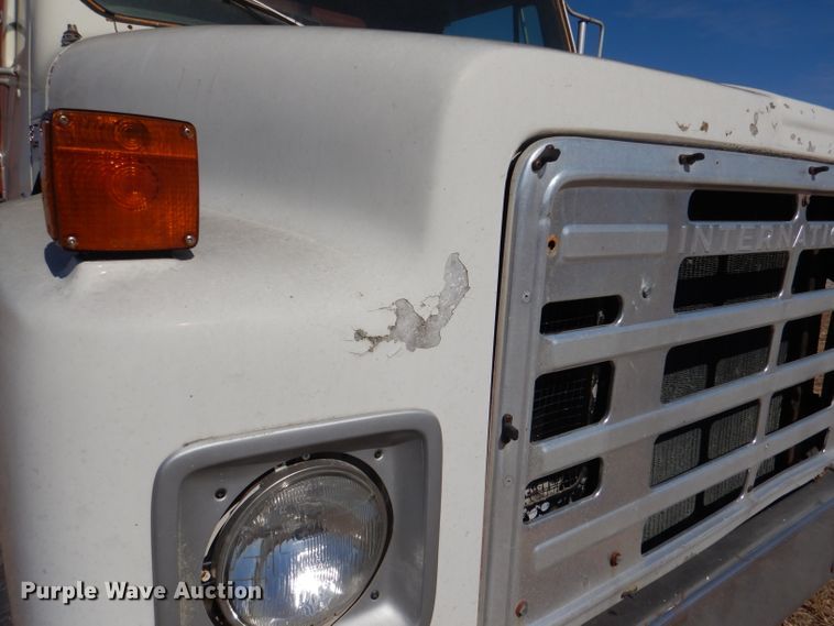 image for item DN5471 1981 International 1854  grain truck