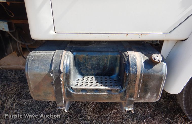 image for item DN5471 1981 International 1854  grain truck