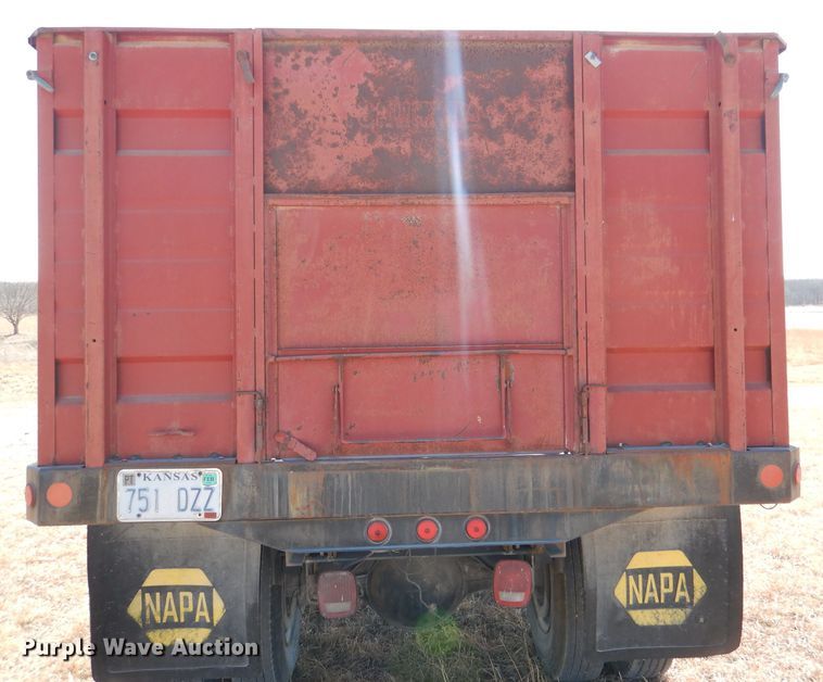 image for item DN5471 1981 International 1854  grain truck