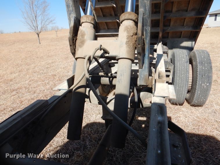 image for item DN5471 1981 International 1854  grain truck
