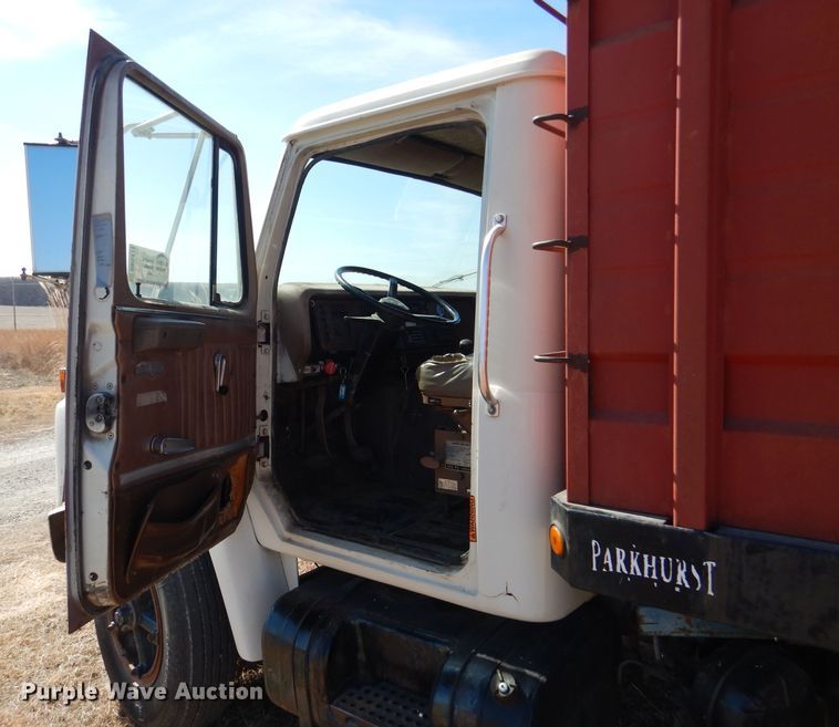 image for item DN5471 1981 International 1854  grain truck