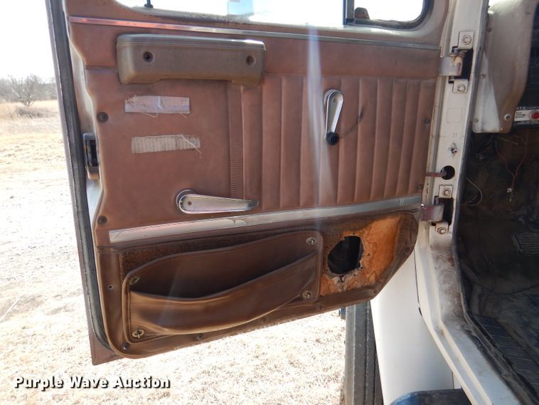 image for item DN5471 1981 International 1854  grain truck