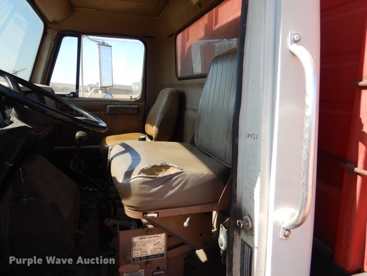 image for item DN5471 1981 International 1854  grain truck