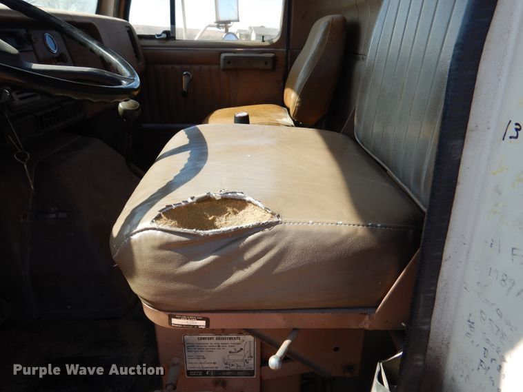 image for item DN5471 1981 International 1854  grain truck