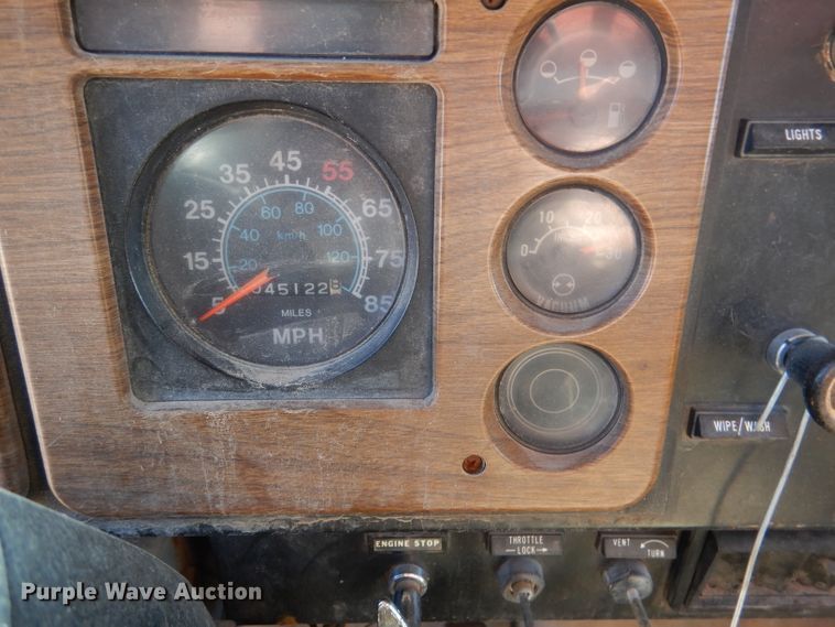 image for item DN5471 1981 International 1854  grain truck