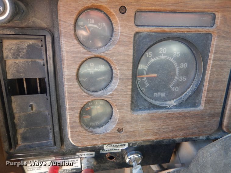 image for item DN5471 1981 International 1854  grain truck