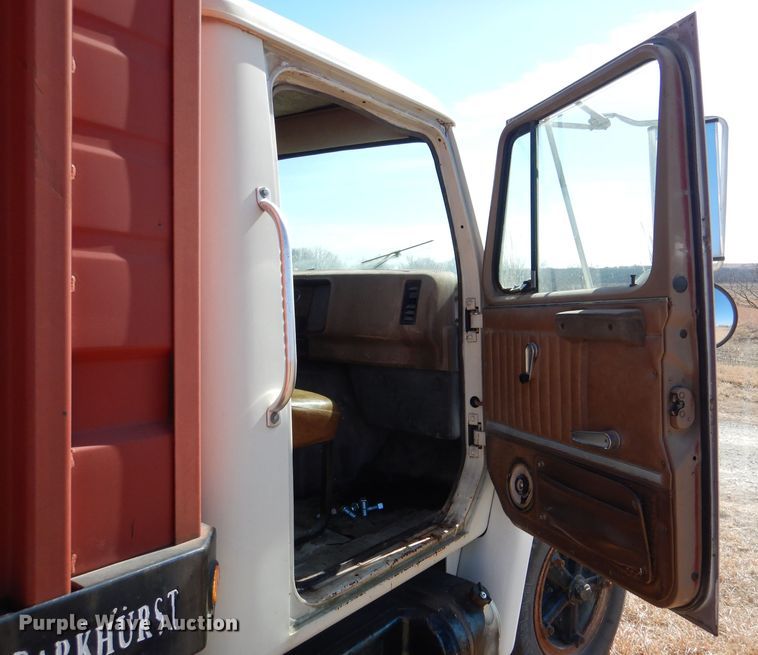 image for item DN5471 1981 International 1854  grain truck