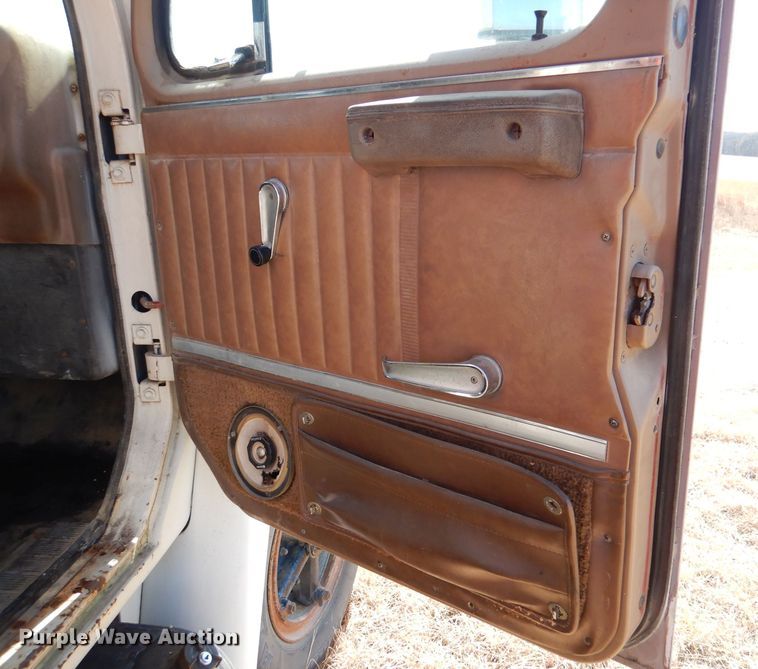 image for item DN5471 1981 International 1854  grain truck