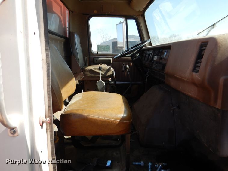 image for item DN5471 1981 International 1854  grain truck