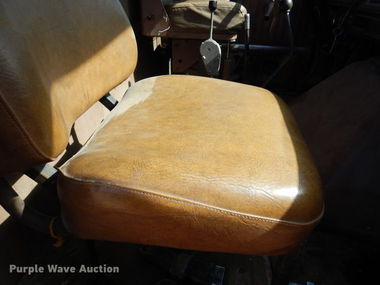 image for item DN5471 1981 International 1854  grain truck