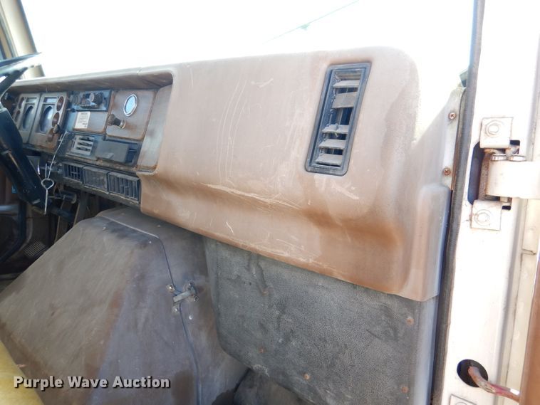 image for item DN5471 1981 International 1854  grain truck