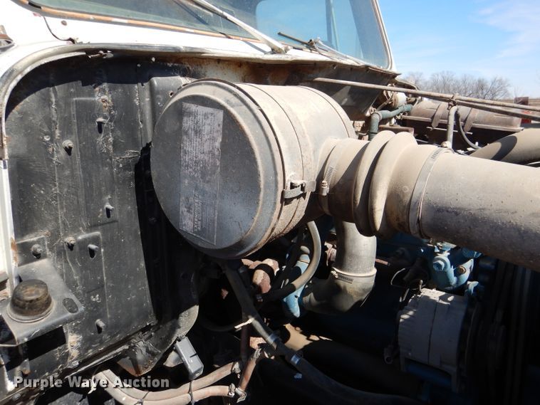 image for item DN5471 1981 International 1854  grain truck