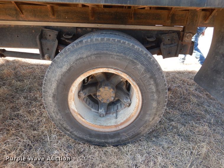 image for item DN5471 1981 International 1854  grain truck