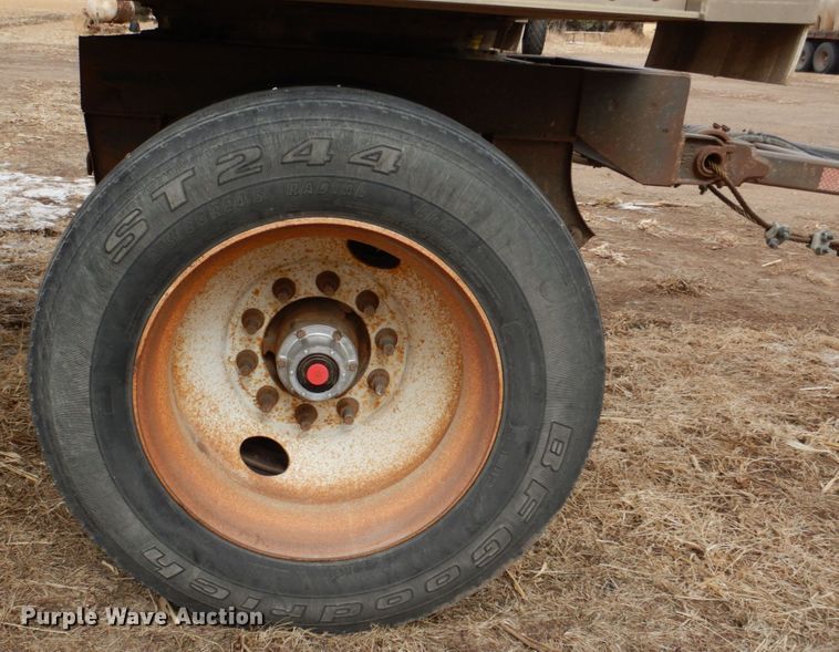 image for item DN7258 2013 Dakota 2200 AHT  grain trailer