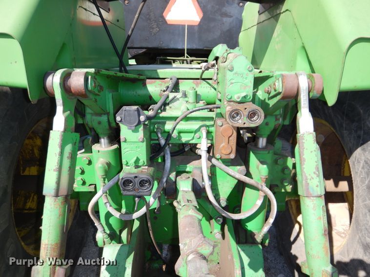 image for item DN7263 1989 John Deere 8560  4WD tractor