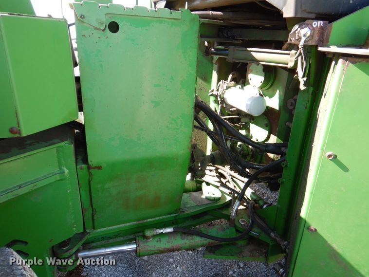 image for item DN7263 1989 John Deere 8560  4WD tractor
