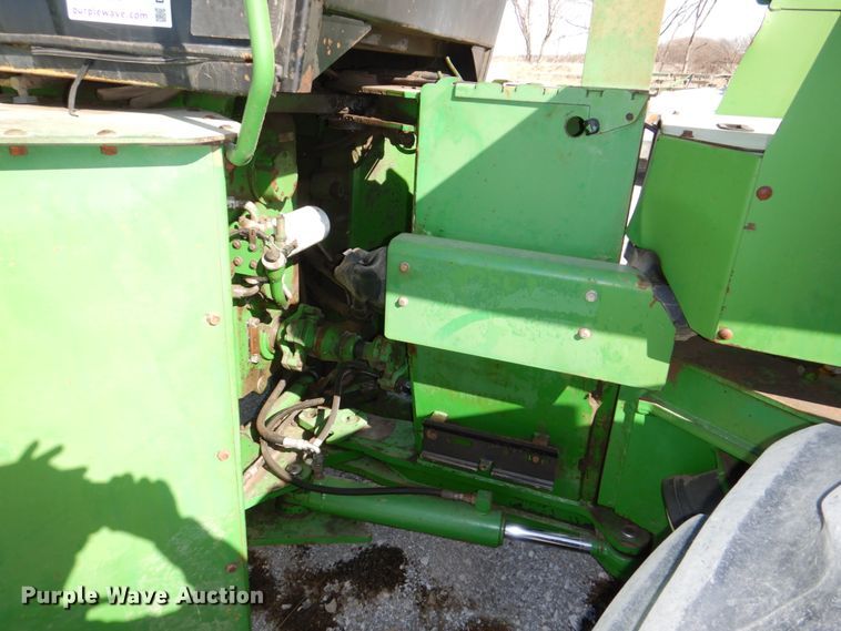 image for item DN7263 1989 John Deere 8560  4WD tractor