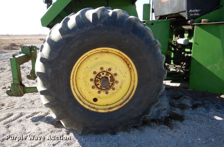 image for item DN7263 1989 John Deere 8560  4WD tractor