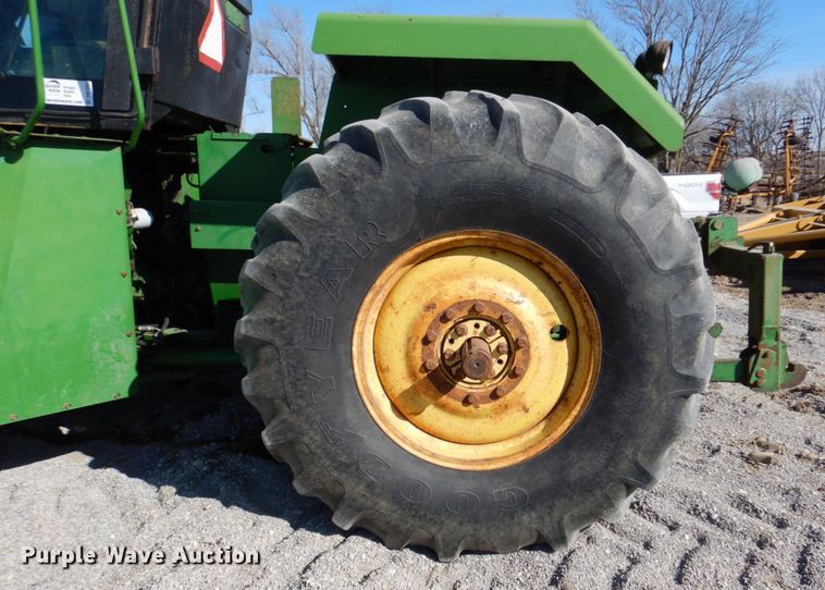 image for item DN7263 1989 John Deere 8560  4WD tractor