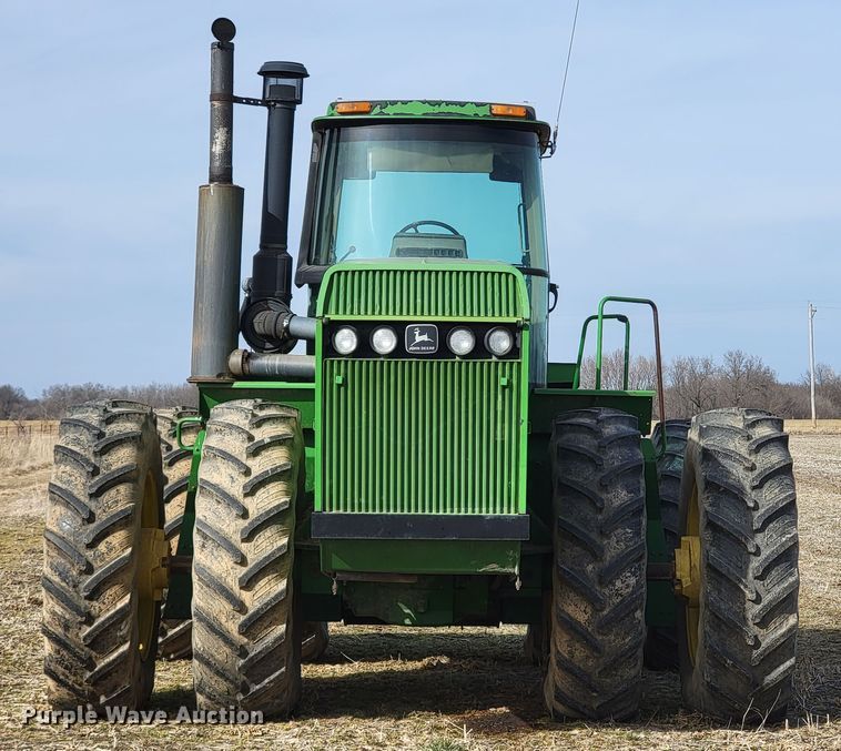 image for item HF9270 1993 John Deere 8570  4WD tractor