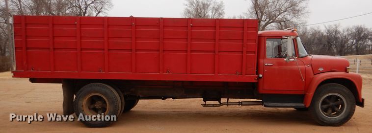 image for item IE9741 1968 International Loadstar 1800  grain truck