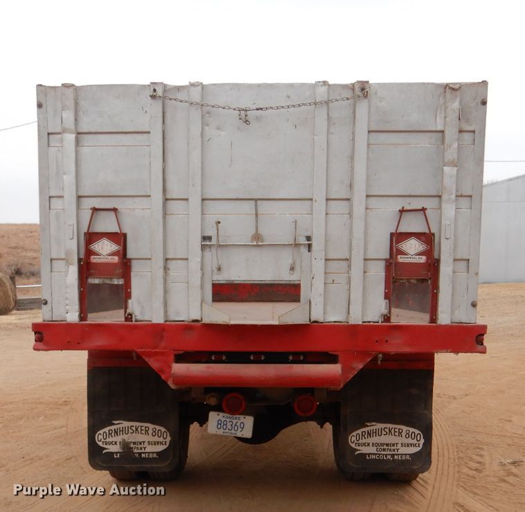 image for item IE9741 1968 International Loadstar 1800  grain truck