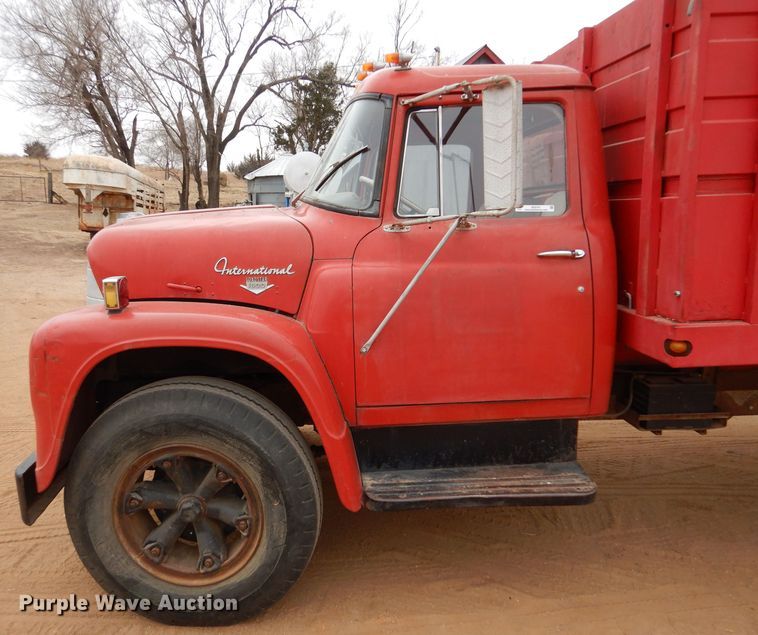image for item IE9741 1968 International Loadstar 1800  grain truck