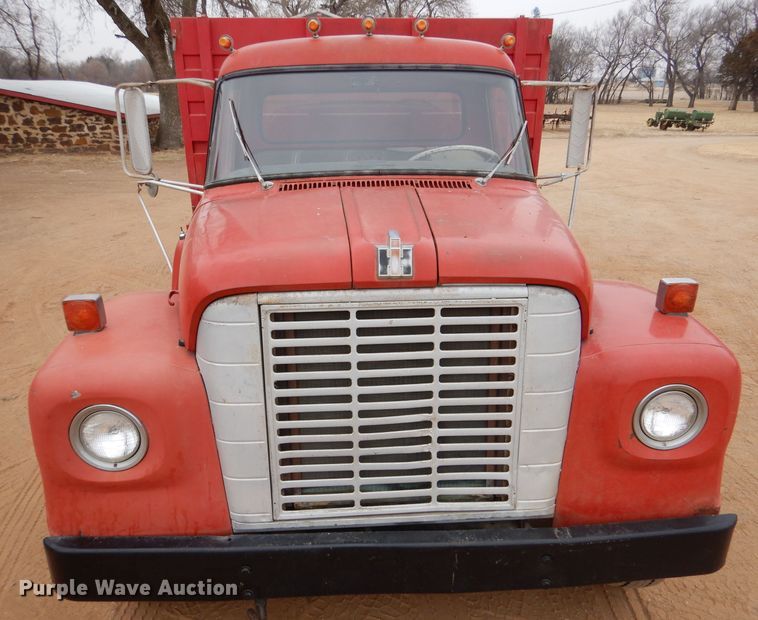 image for item IE9741 1968 International Loadstar 1800  grain truck