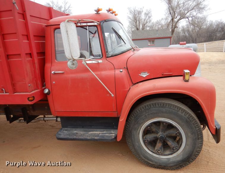image for item IE9741 1968 International Loadstar 1800  grain truck