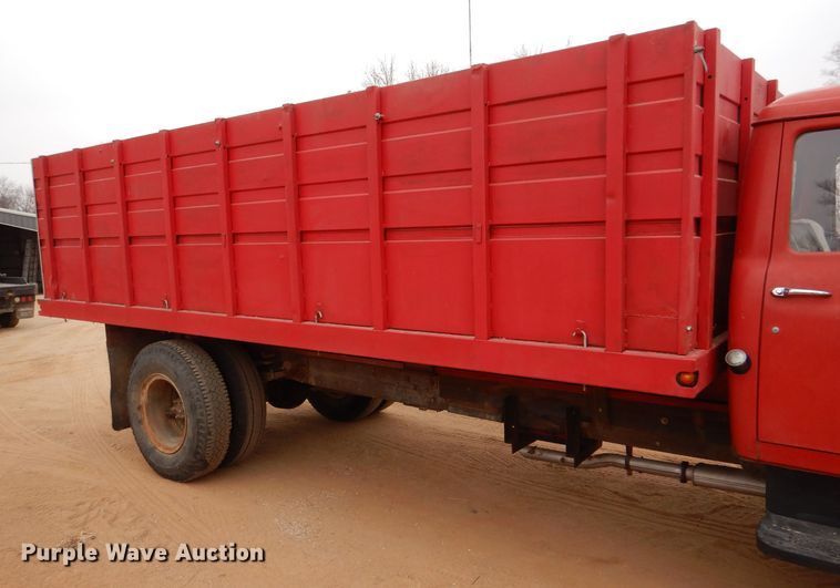 image for item IE9741 1968 International Loadstar 1800  grain truck